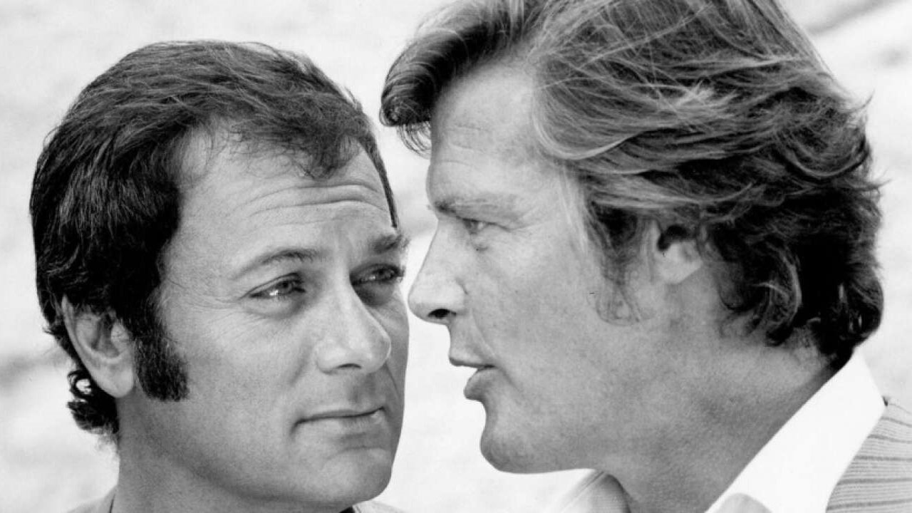 Amicalement vôtre : Hollywood au service de sa Majesté backdrop