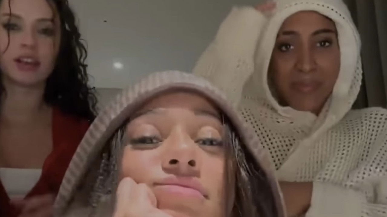 KATSEYE Live WEVERSE - MANON, DANIELA, LARA backdrop