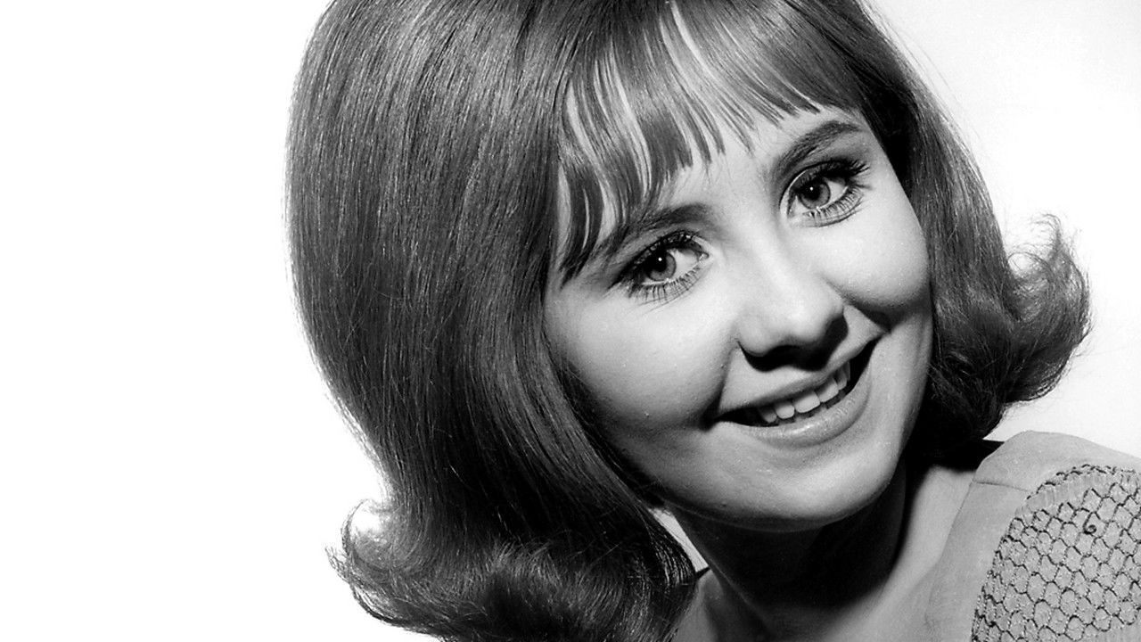 Lulu's Back in Town backdrop