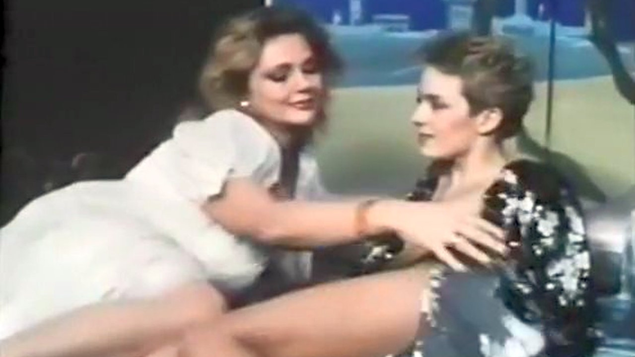 Adolescentes pour satyres backdrop