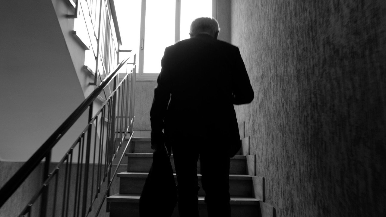 Falso finale backdrop