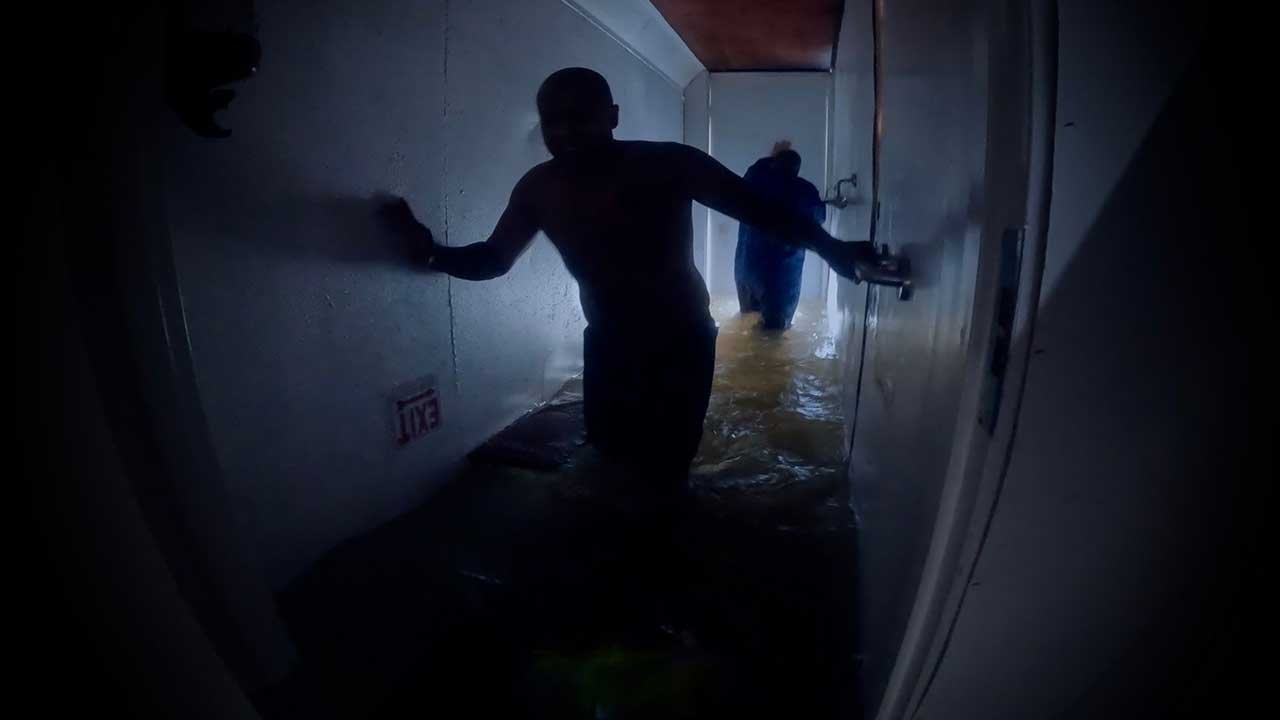 Pris au piège : 60 heures sous la mer backdrop