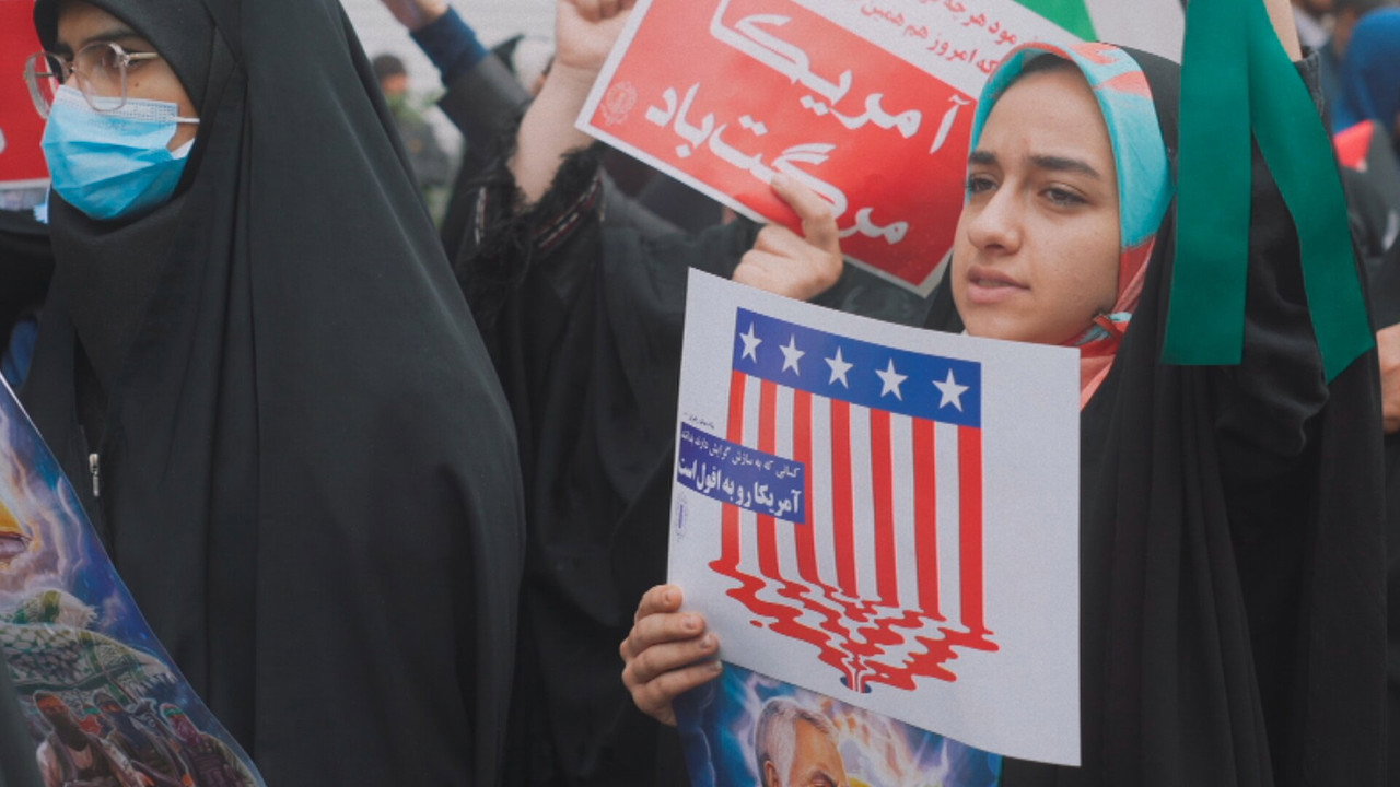 Nous, Jeunesse(s) d'Iran backdrop