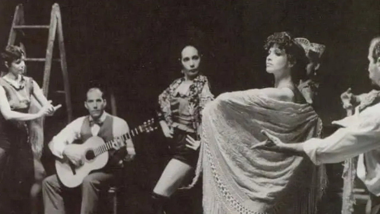 La bella del Alhambra backdrop