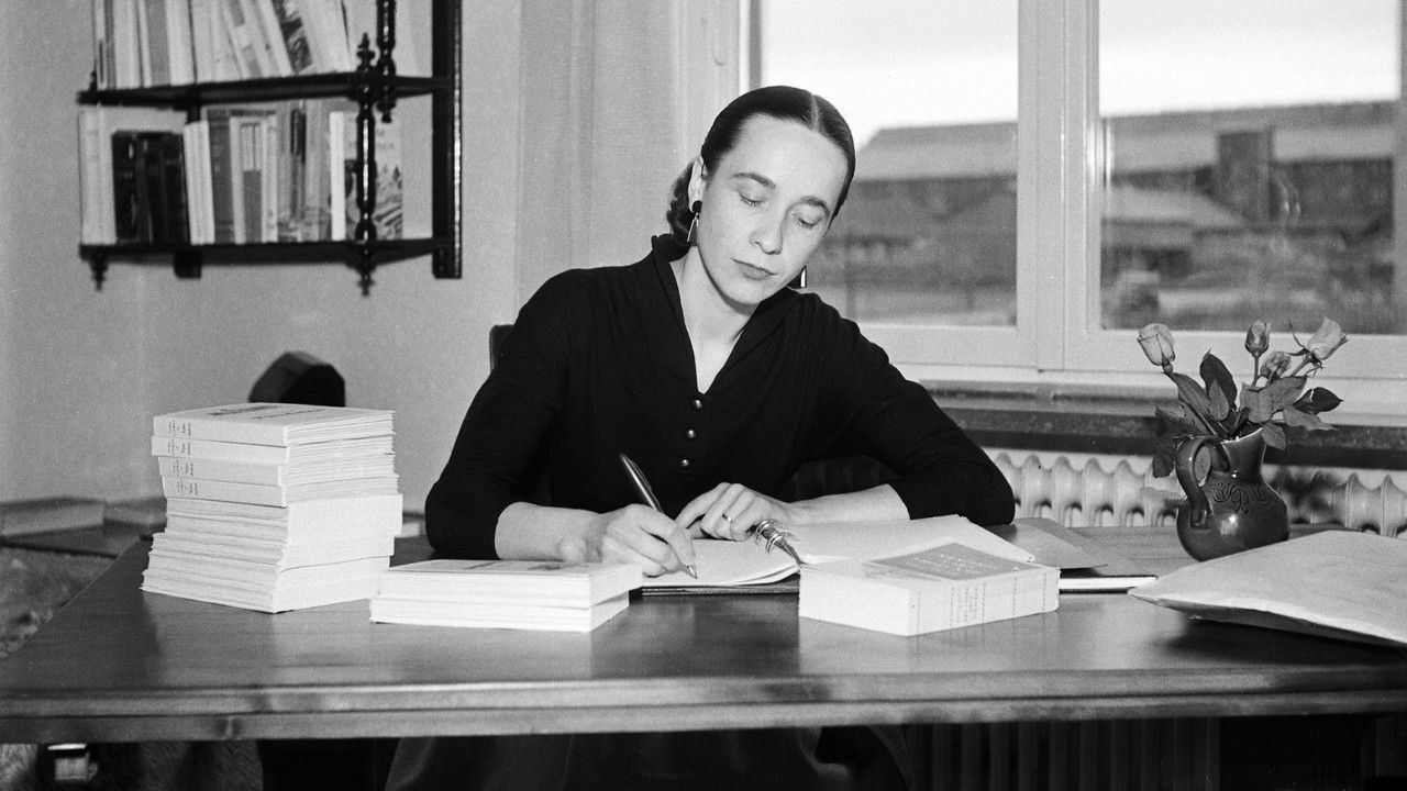 Sara med allt sitt väsen backdrop