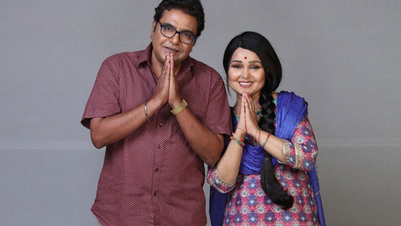 Beechwale Bapu Dekh Raha Hai backdrop