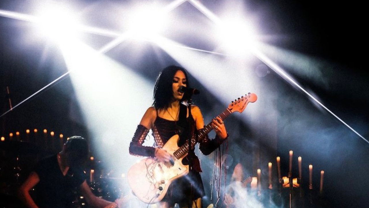 Maggie Lindemann - PARANOIA (Live at the Roxy) backdrop