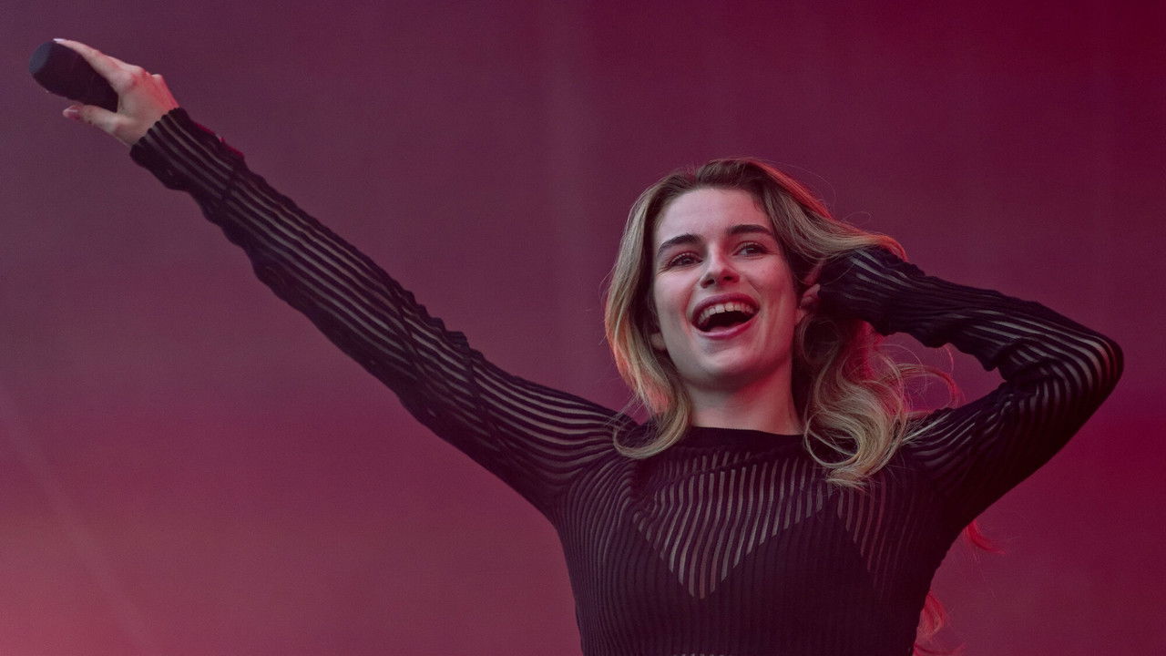 Adèle Castillon en concert aux Vieilles Charrues 2025 backdrop