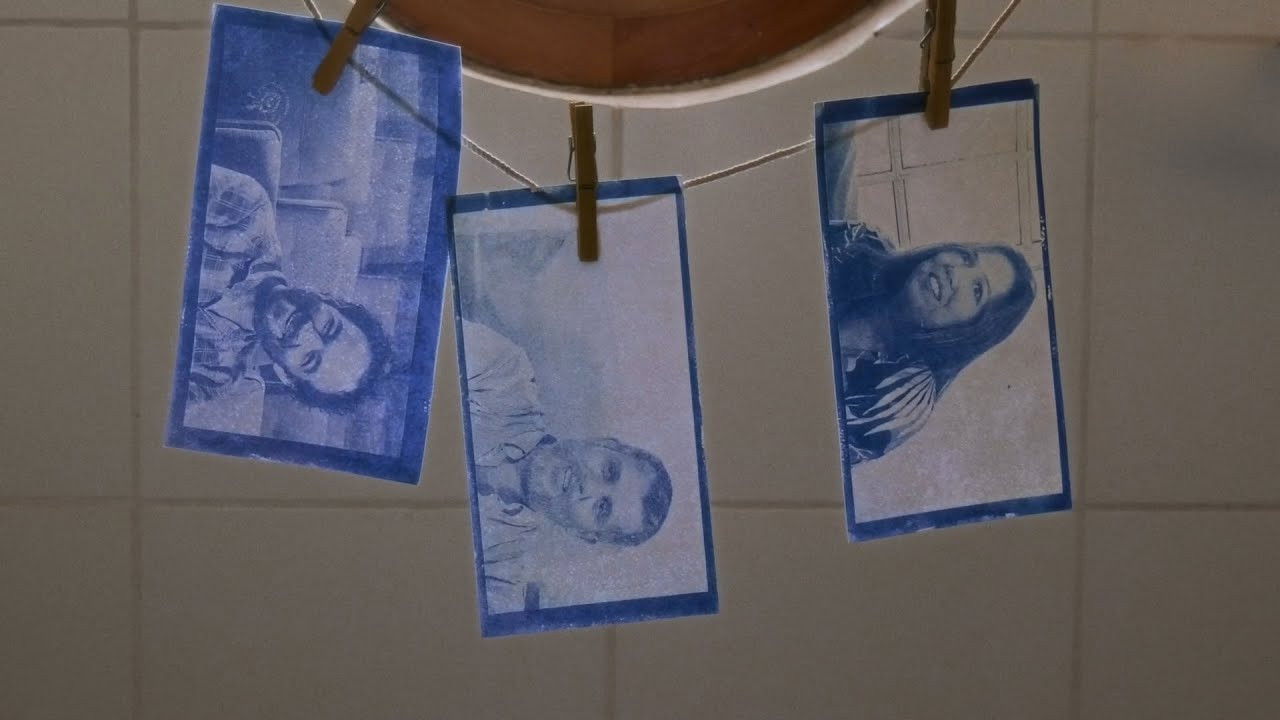 Revelar: Indicios de identidad backdrop