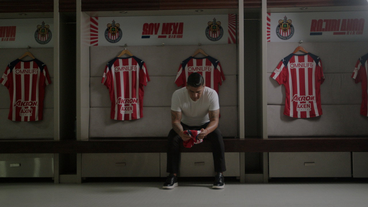 Destino de guerrero. La historia de Carlos Salcido backdrop