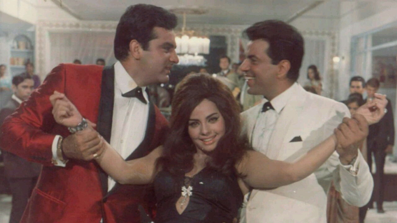 Aadmi Aur Insaan backdrop