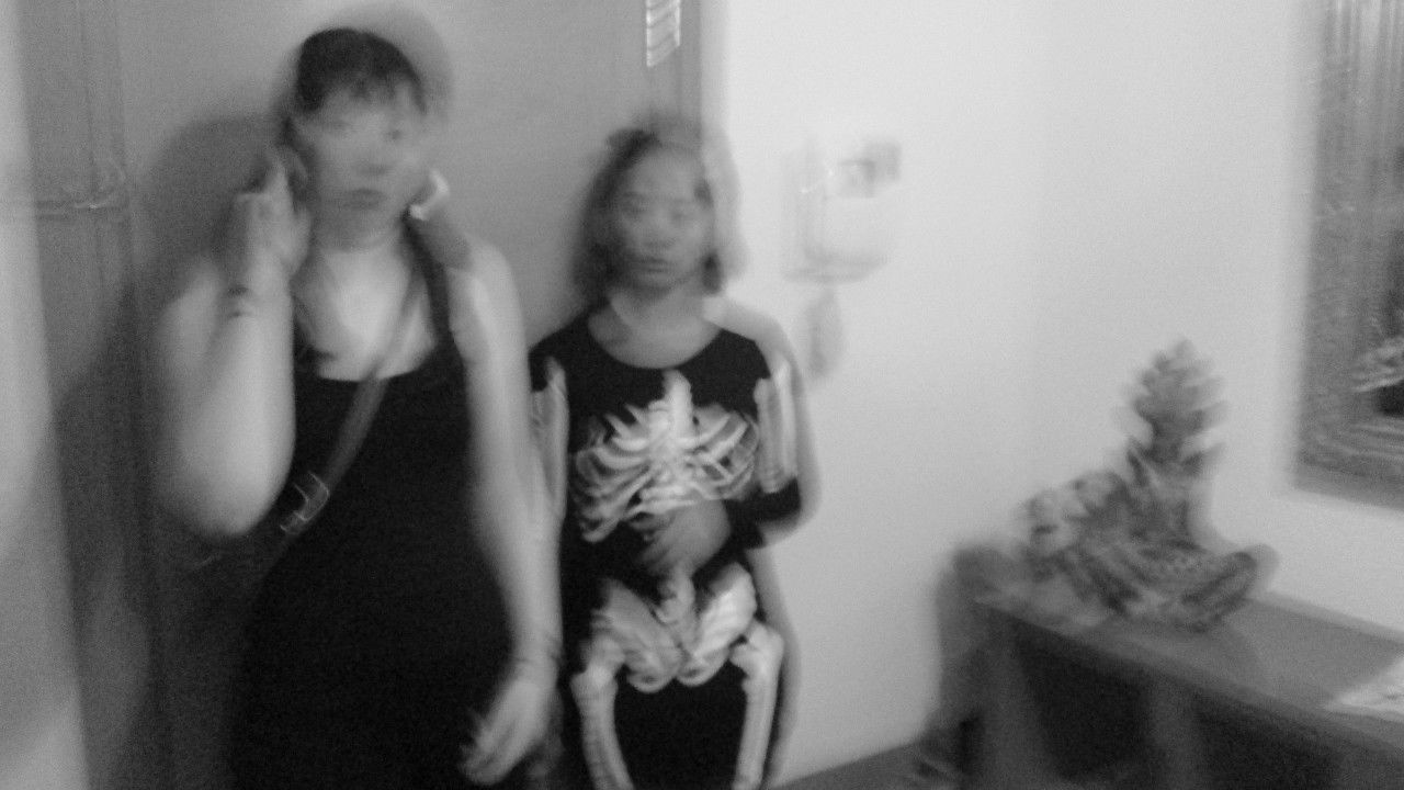 Iris and Cárol backdrop