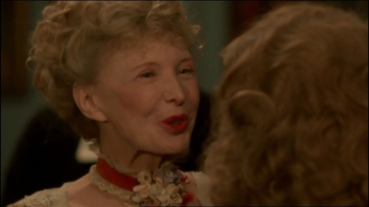 Divine Émilie backdrop