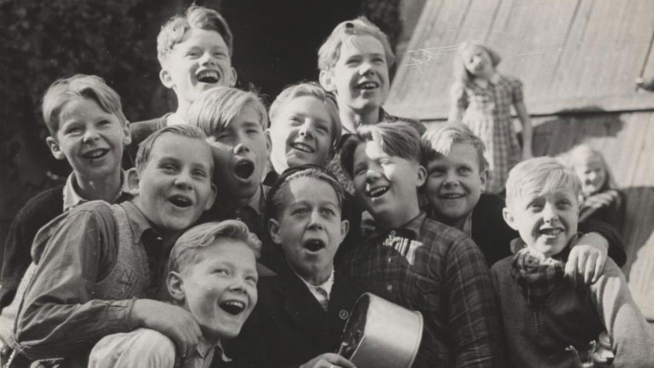 Ti gutter og en gjente backdrop