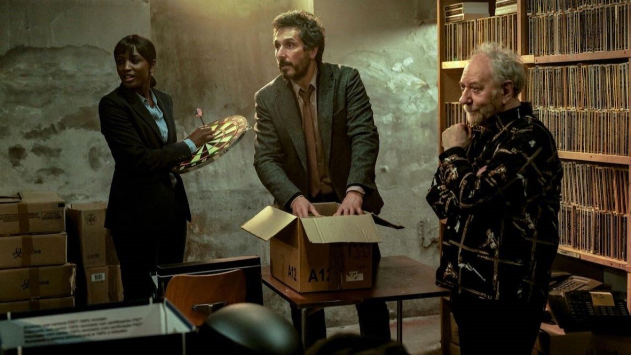 Everybody Lies backdrop