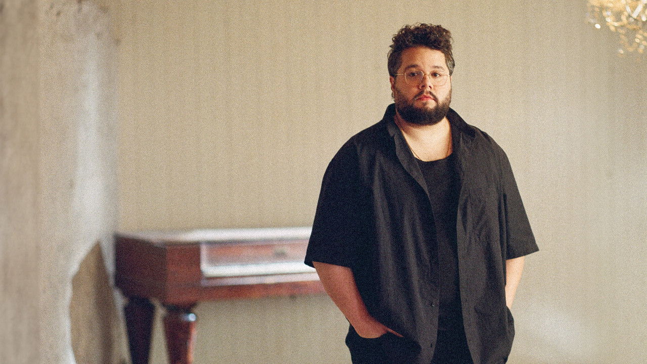 Matthieu Pepper : en attendant la fête au village backdrop