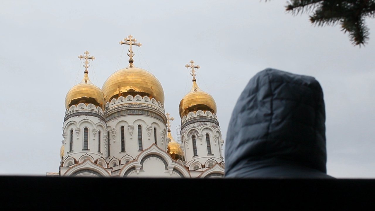 Безсловие backdrop