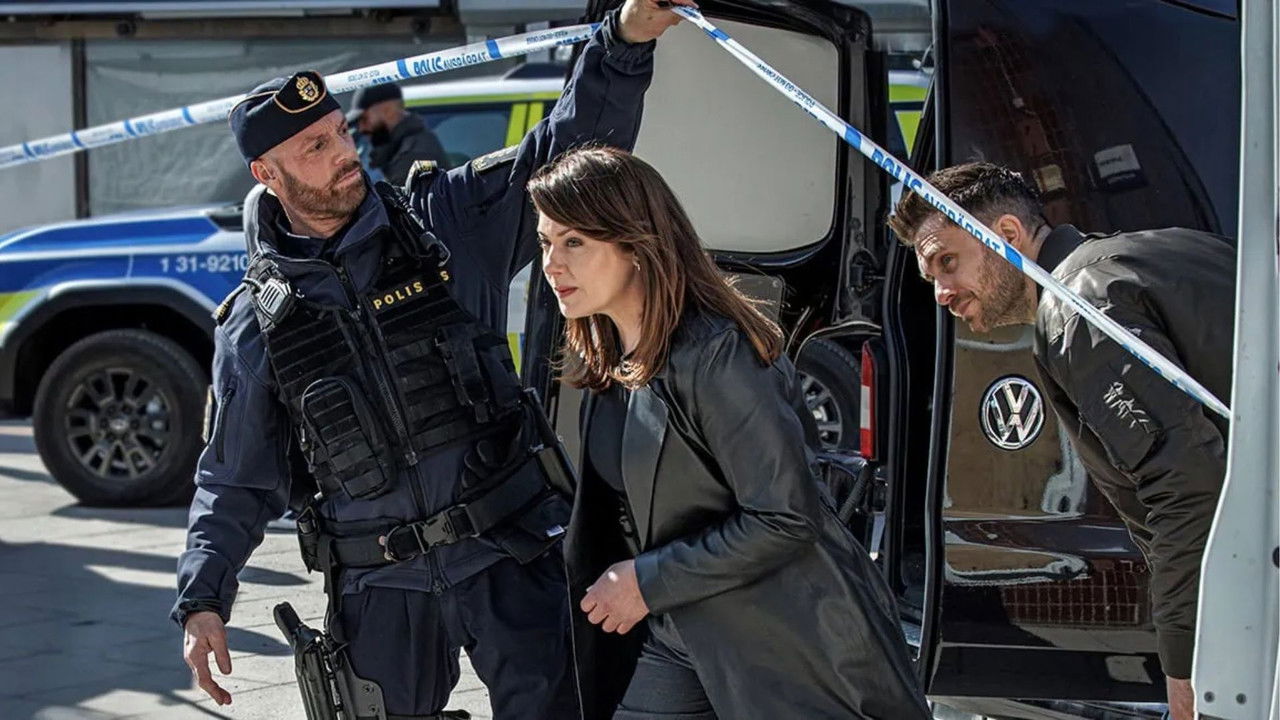 Beck 54 - In the shadows backdrop