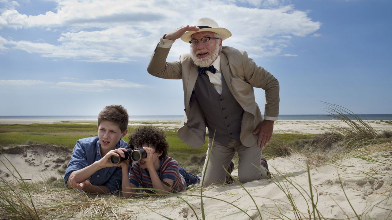 Father of Four: Wild Holiday backdrop