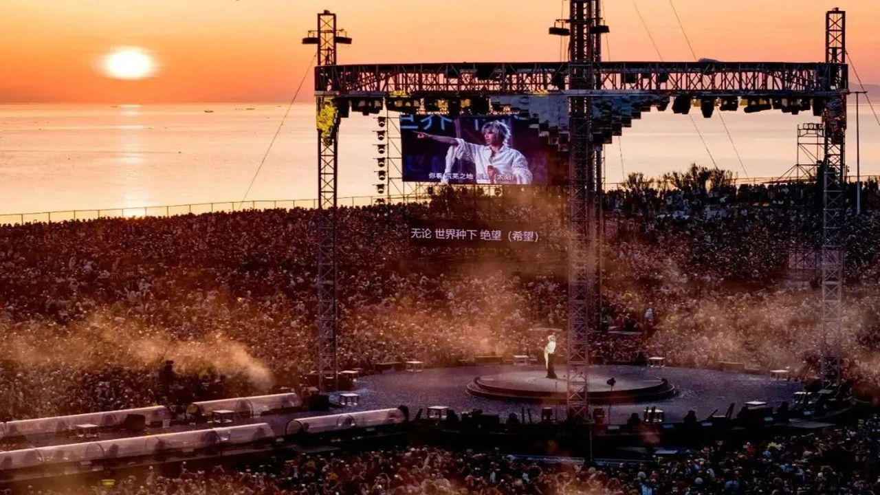 华晨宇火星演唱会 日出场 backdrop