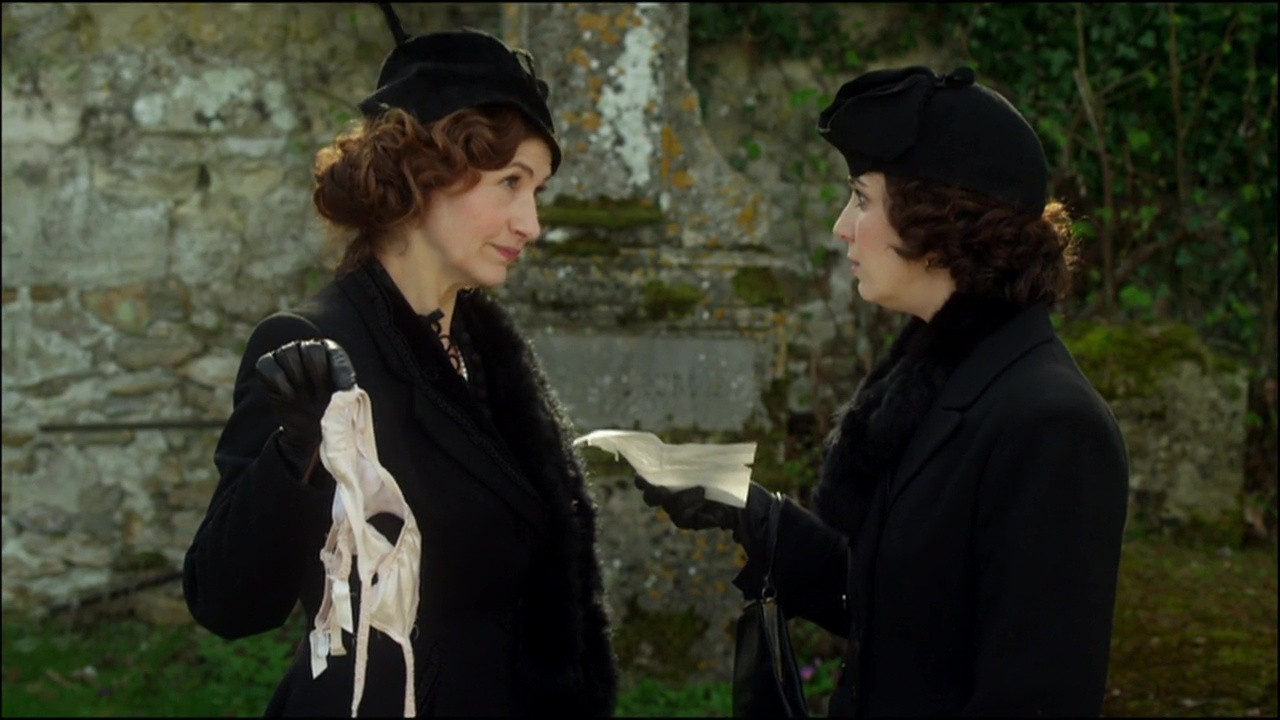 Méfions-nous des honnêtes gens ! backdrop