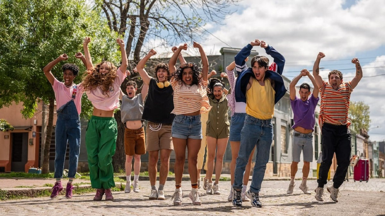 Locos de Amor, Mi Primer Amor backdrop