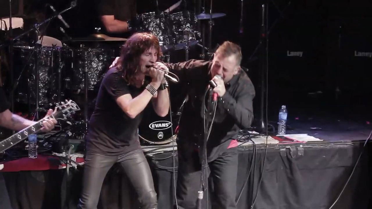 Relámpago en la oscuridad backdrop