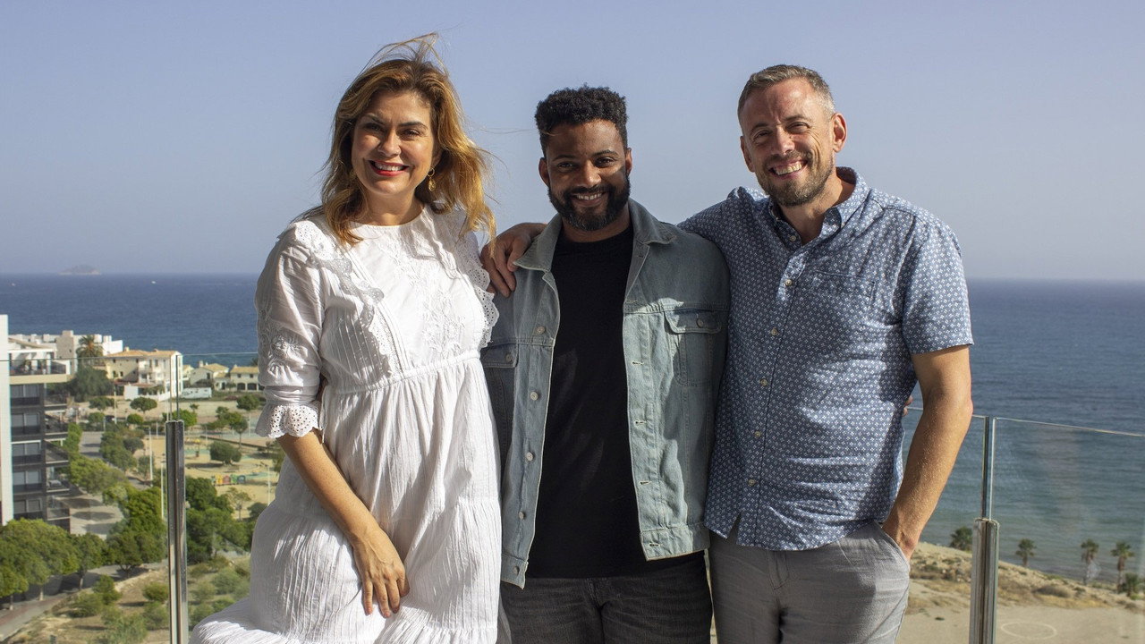 Sunshine Getaways with Amanda Lamb backdrop