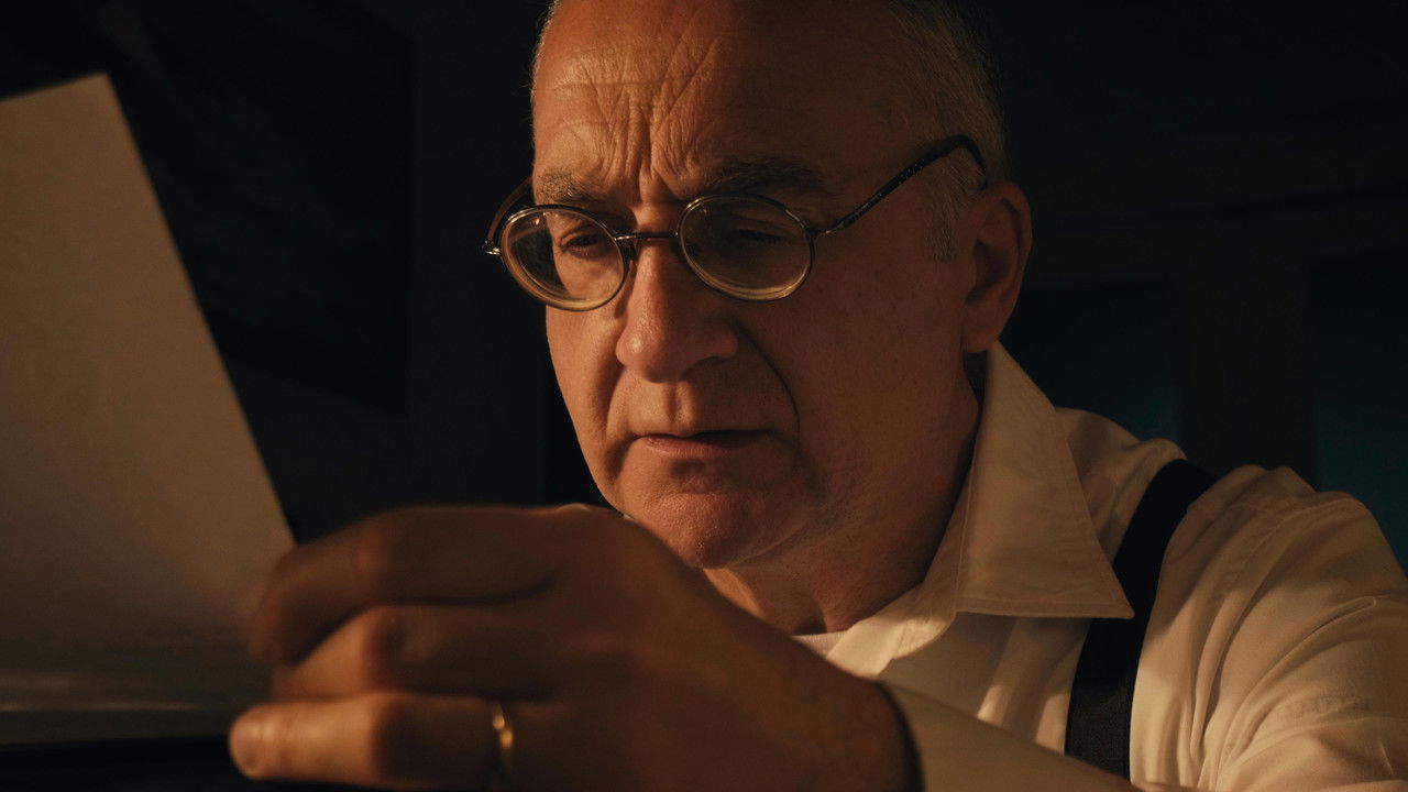 Qualunque uomo backdrop