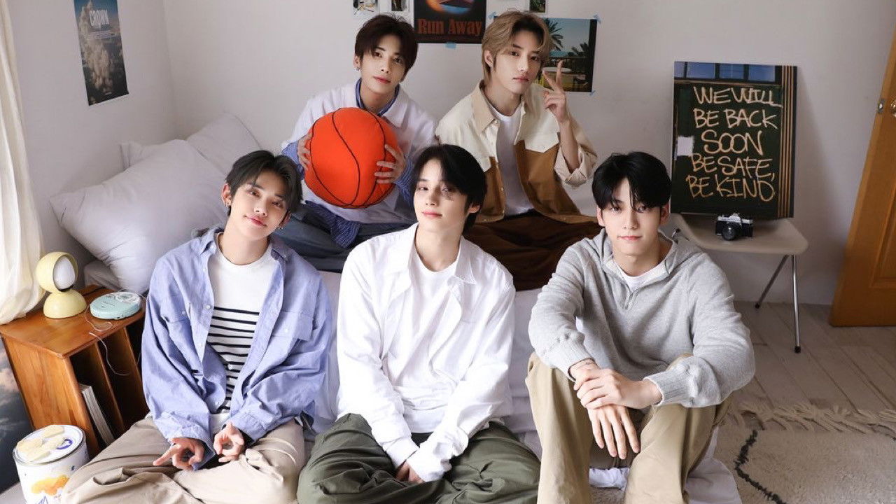 TOMORROW X TOGETHER 'DAY BY DAY' 2023 SEASON'S GREETINGS backdrop