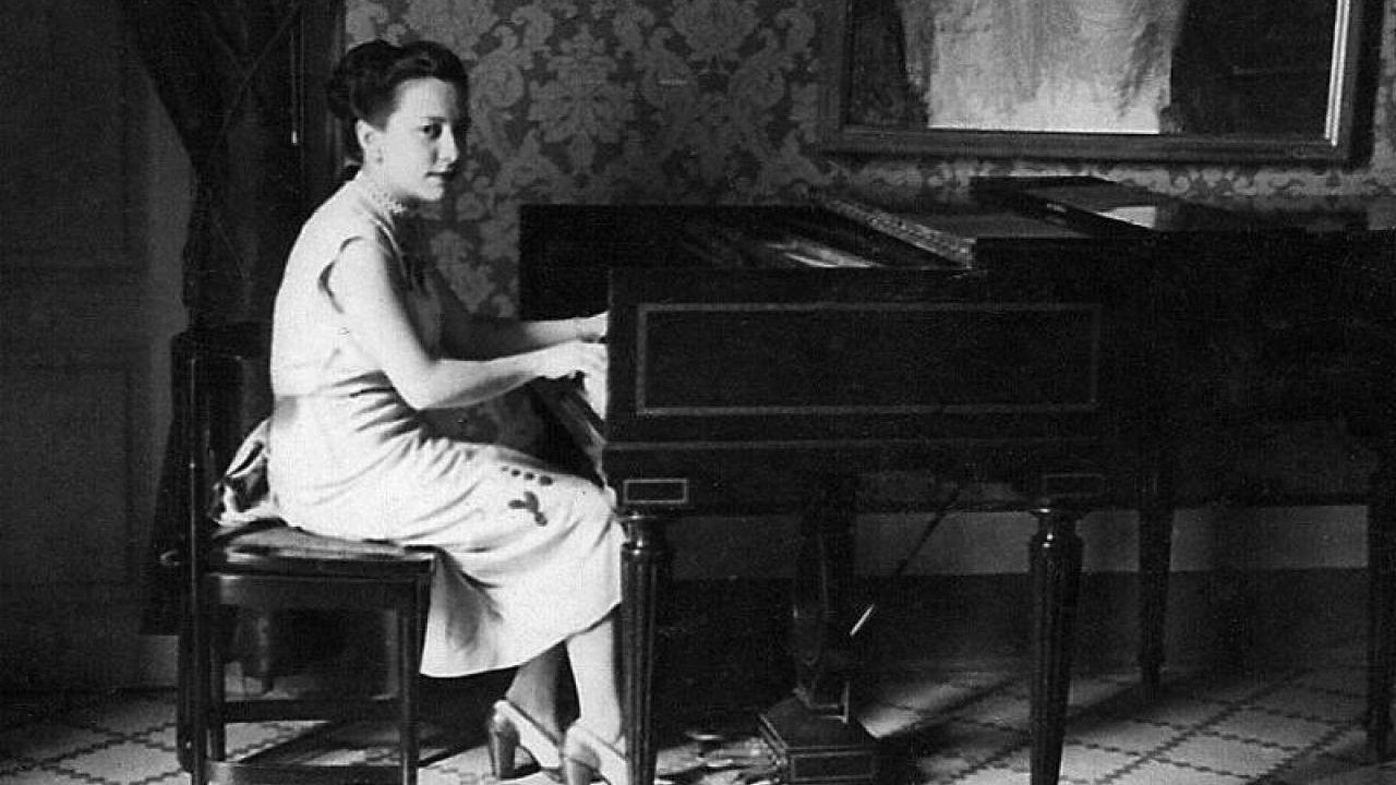 Las manos de Alicia backdrop