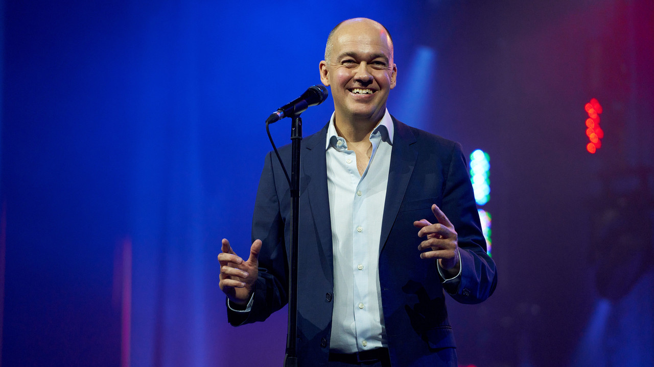 Guy Nantel: Si je vous ai bien compris, vous êtes en train de dire... backdrop