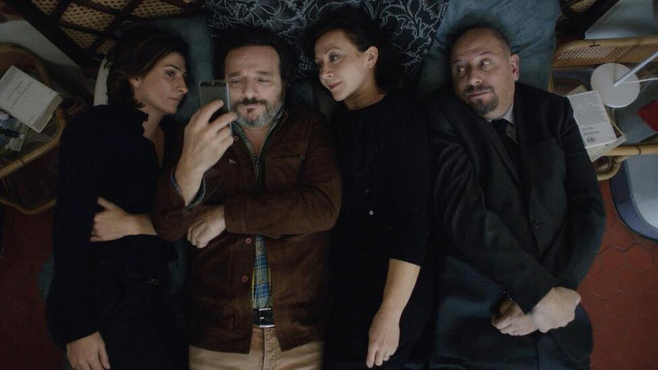 La solitude est un animal de compagnie backdrop