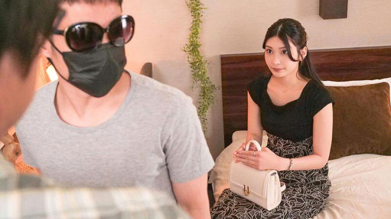 A man films his girlfriend having sex with a strangers for his personal use. Suzu Honjo backdrop