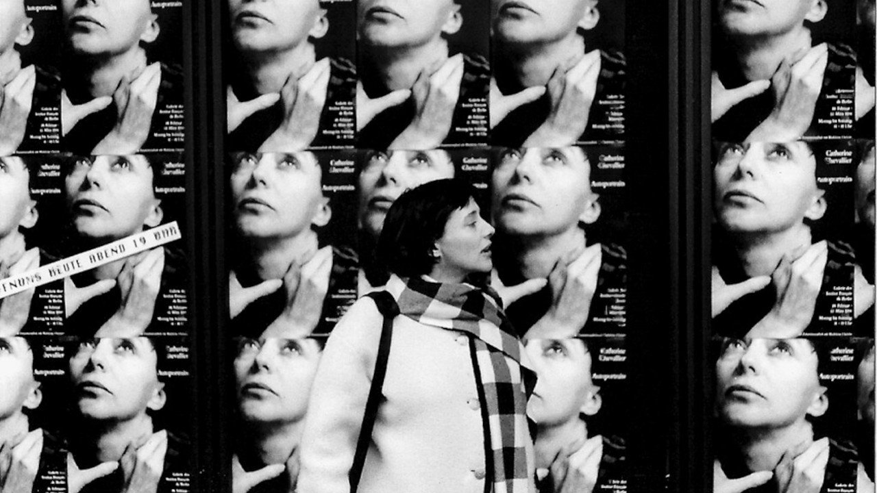 Berlin, 10:46 backdrop