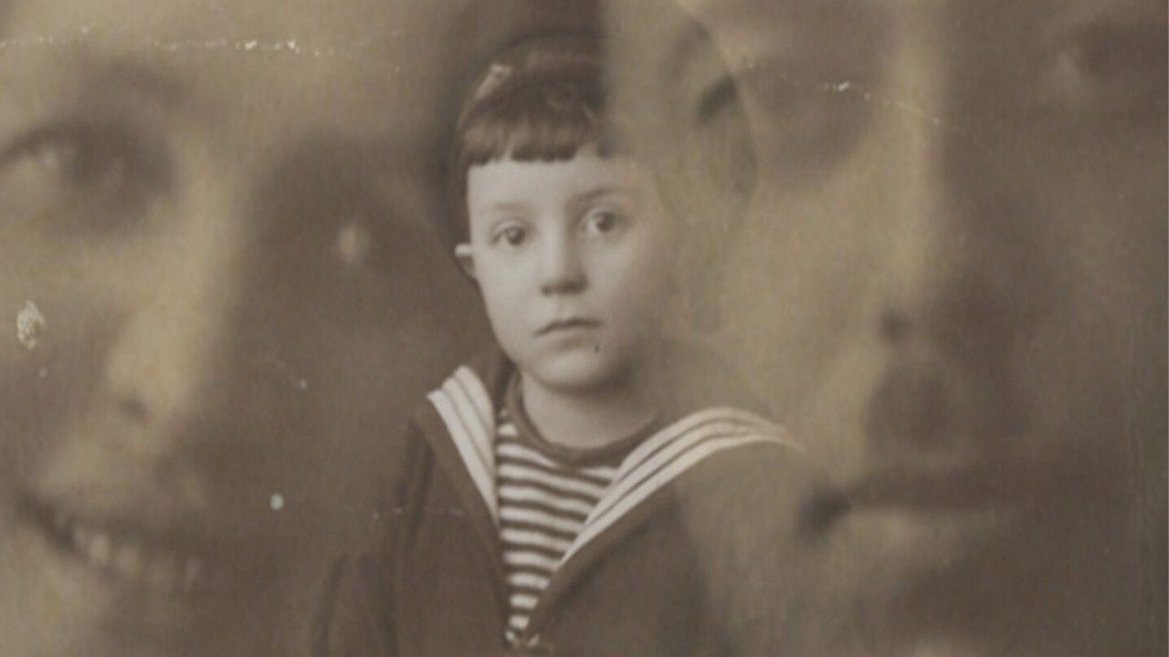 La mitad de mi familia backdrop