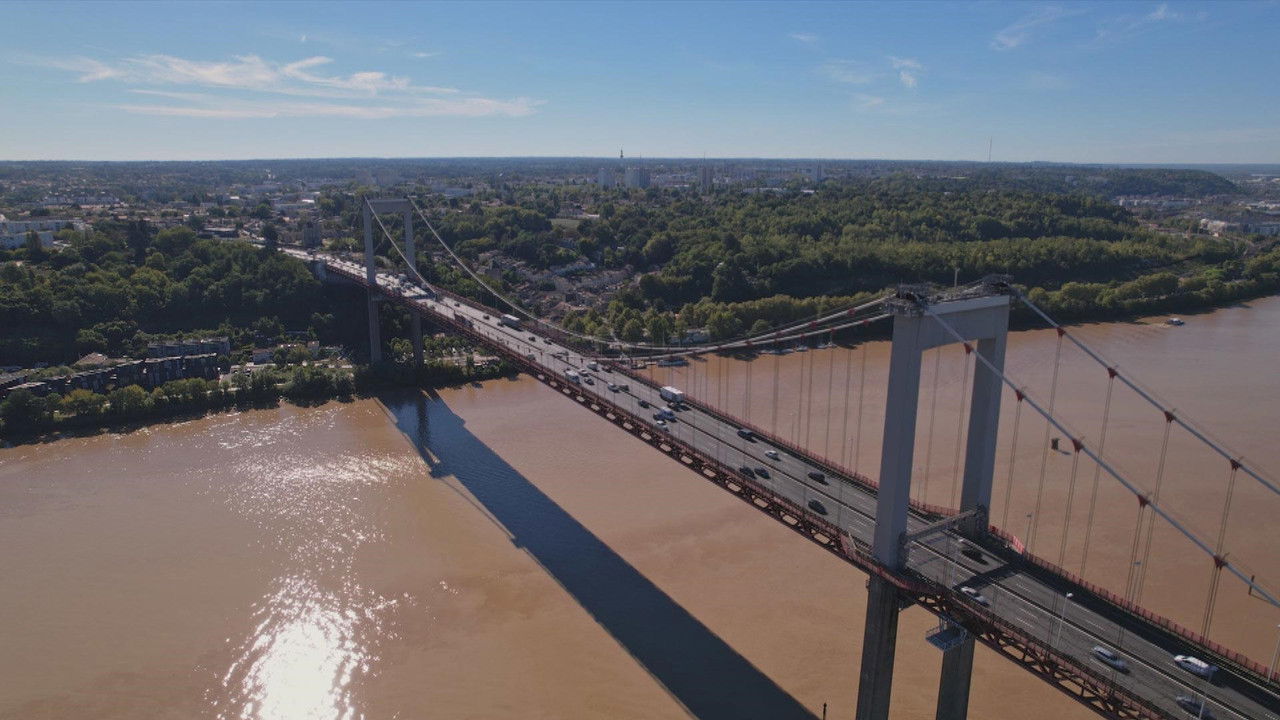 Ponts de Bordeaux: Technologie de haut vol backdrop