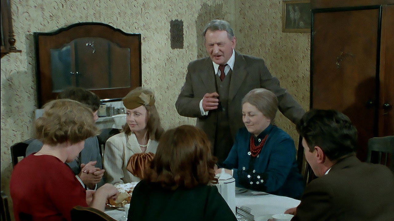 Blisko, coraz bliżej backdrop