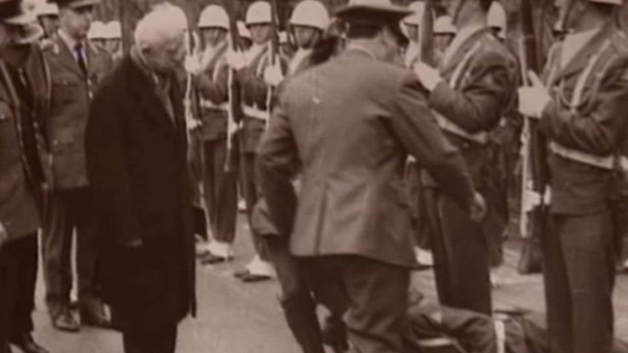 12 Mart: Colonel backdrop