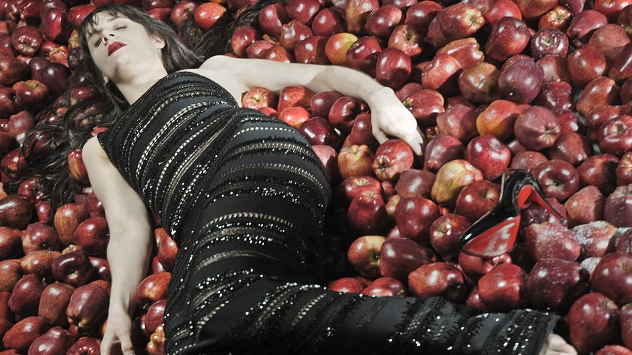 Miroir mon amour backdrop