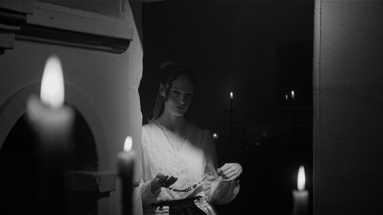 Hijas del Manto backdrop