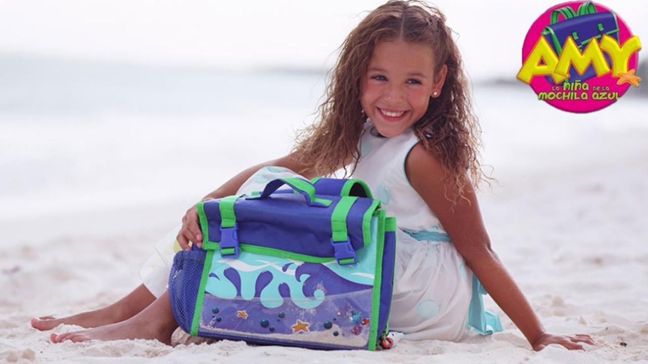 Amy, la niña de la mochila azul backdrop