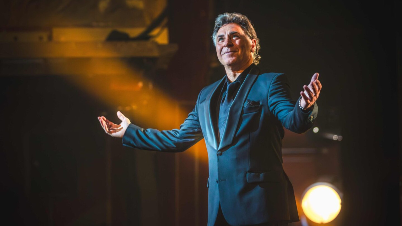 Roberto Alagna aux Folies Bergère, le concert anniversaire backdrop