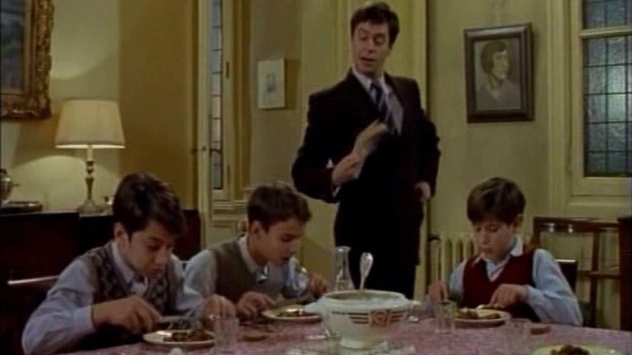 Un petit parisien backdrop