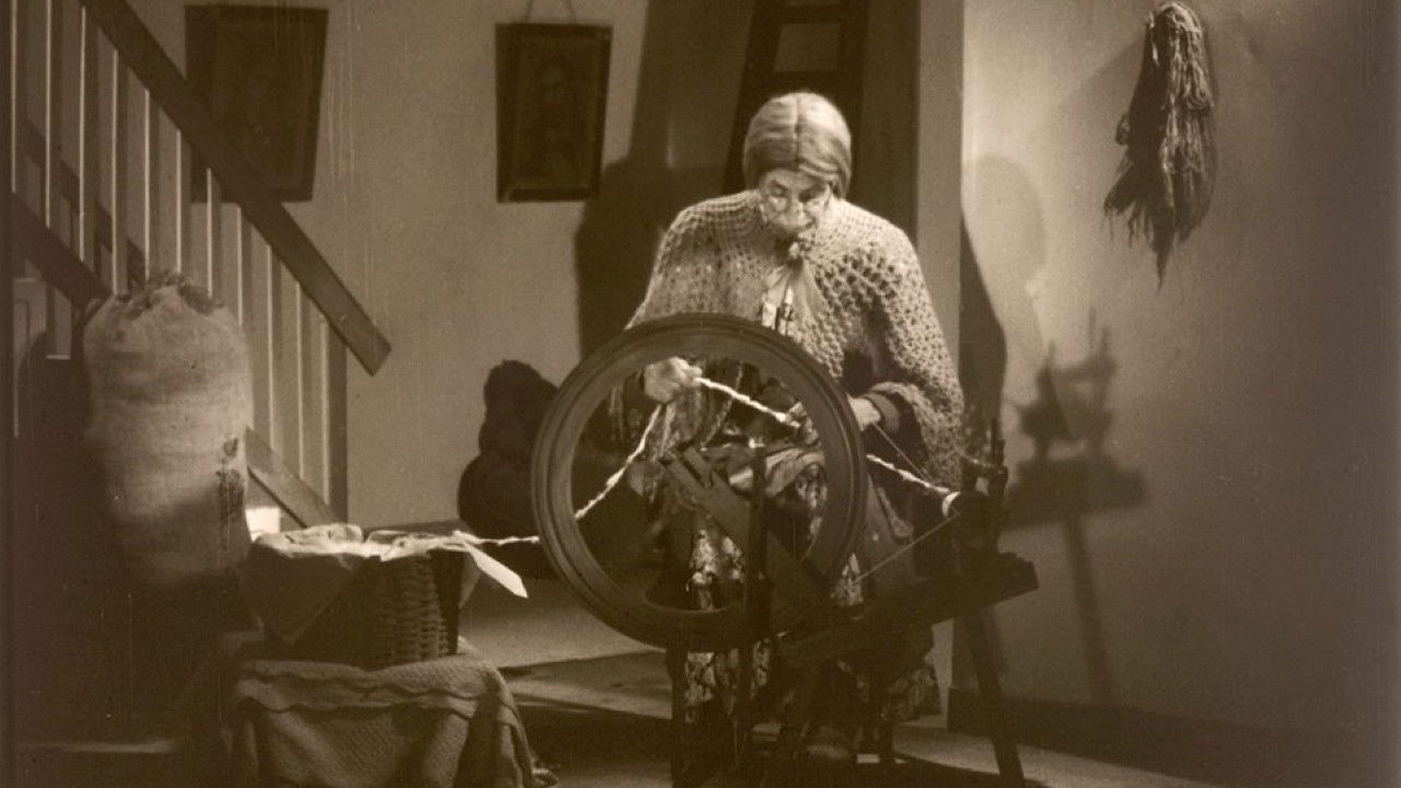 A Velha a Fiar backdrop