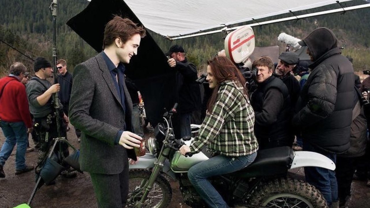 New Moon: The Journey Continues backdrop