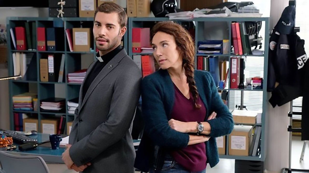 Murder in Tours backdrop