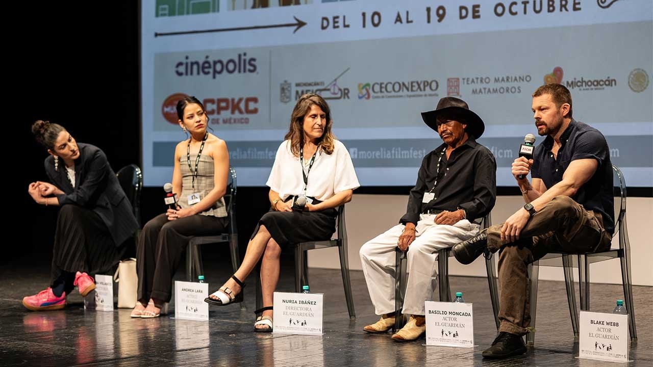 El Guardián backdrop