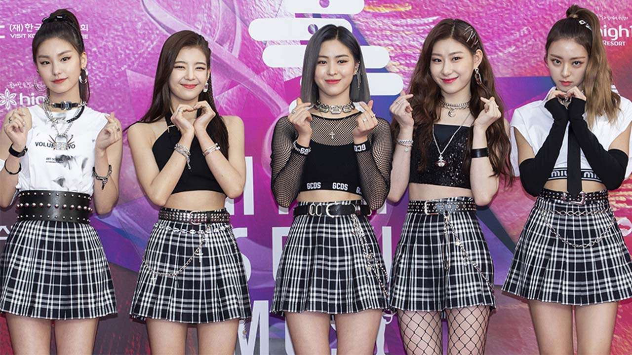 ITZY "IT’ZZZ" backdrop