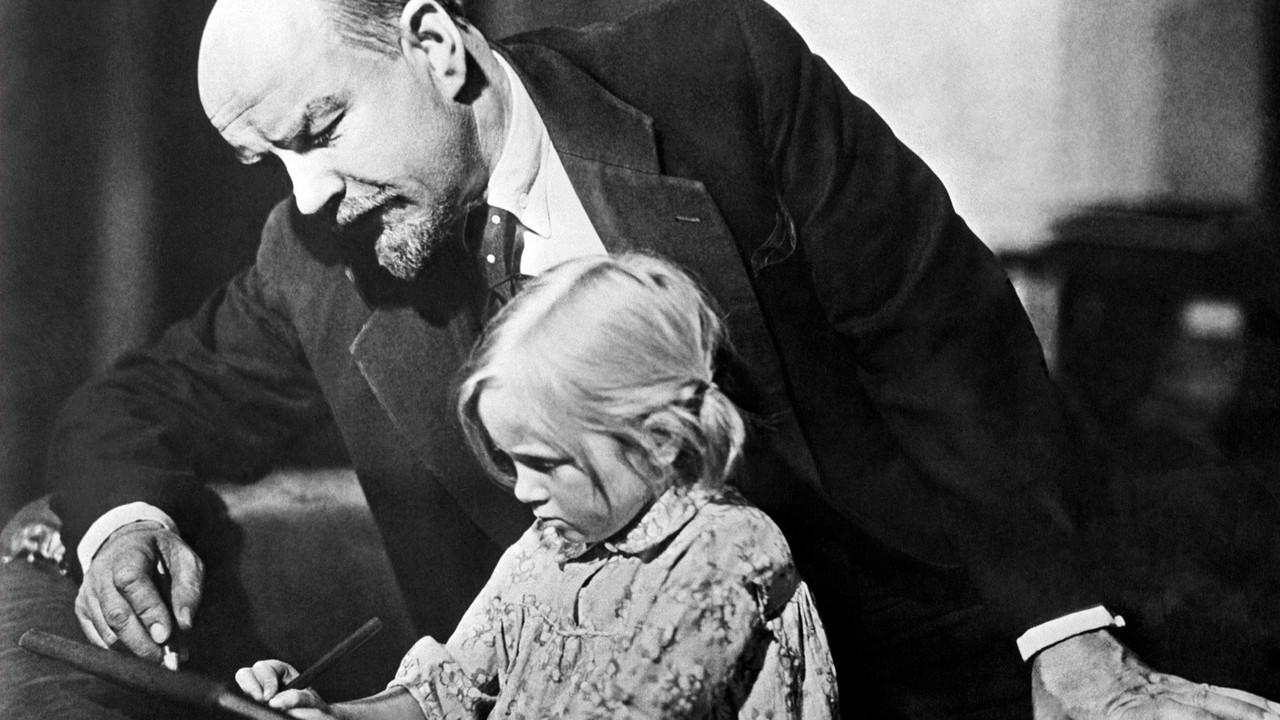 Lenin in 1918 backdrop